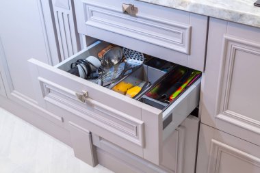 Mutfak gereçleri açık çekmecede.