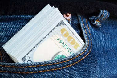 Kotun cebinden çıkan bir tomar 100 dolarlık banknot. Nakit rüşvet kavramı. Kazandığın tüm para krediye verilir..