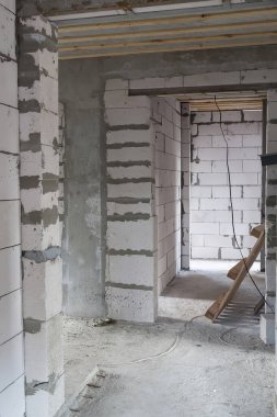 Köy evinin duvarlarında köpük bloklar inşa edilen duvarların manzarası