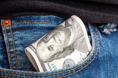 Kotun cebinden çıkan bir tomar 100 dolarlık banknot. Nakit rüşvet kavramı. Kazandığın tüm para krediye verilir..