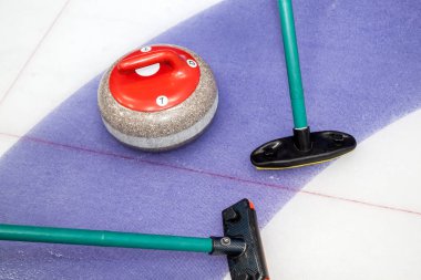 Saç kıvırmak için süpürge ve taş. Mavi bigudi taşının dış mavi halkası yanında süpürgeyle.