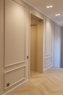 Ringa kemiği parke zeminli boş krem rengi bir koridorun modern ve parlak iç mekanı.