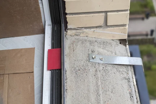 Boş pencere açılır ve yalıtım için duvardan gelgit kalkar.