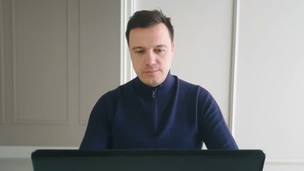Modern Ofisinde Çalışan Genç Bir Adam Masada Oturuyor Dizüstü Bilgisayar — Stok video