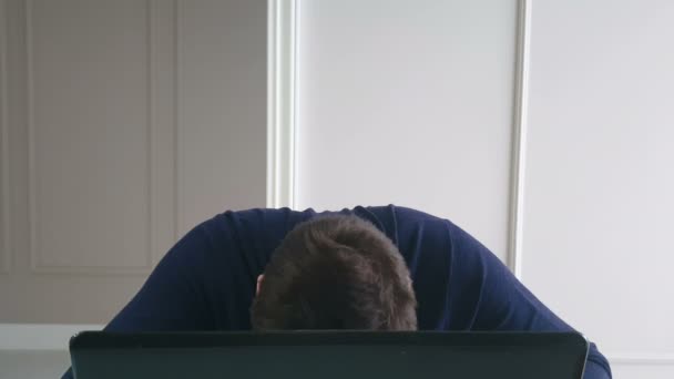 Wyczerpany Zmęczony Człowiek Śpiący Stole Laptopem Biurze — Wideo stockowe