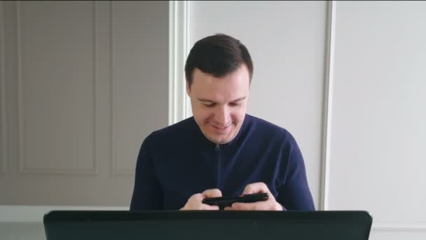 Χαρούμενος Άνθρωπος Παίζει Βιντεοπαιχνίδι Στο Smartphone Αντί Εργάζεται Στο Γραφείο — Αρχείο Βίντεο
