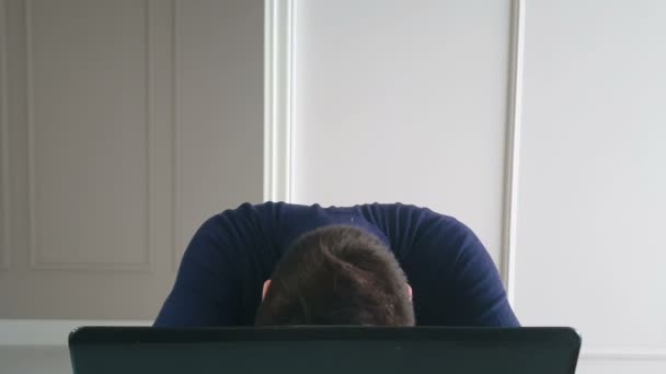 Wyczerpany Zmęczony Człowiek Śpiący Stole Laptopem Biurze — Wideo stockowe