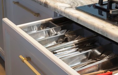 Açılan mutfak çekmecesini çatal bıçakla kapat