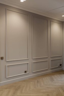 Ringbone parke zeminli boş krem renkli koridorun modern ve parlak iç mekanı.
