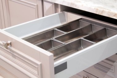 Boş çatal bıçak tepsisiyle mutfak çekmecesi açıldı.