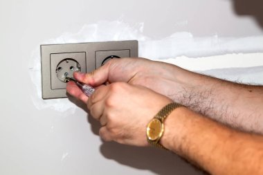 Tamirci, sorunu çözmek için çerçeveyi prizden kaldırdı