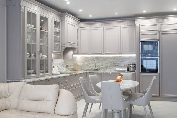 Moderno Bege Cinza Colorido Interior Cozinha Estilo Clássico Com Mesa — Fotografia de Stock