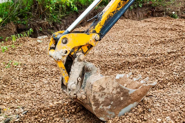 Close Escavadeira Trabalhando Canteiro Obras Escavadeira Balde Níveis Cascalho Fundação — Fotografia de Stock