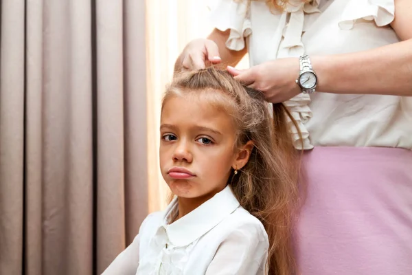 Vista Cerca Tranquila Colegiala Triste Con Pelo Largo Madre Que —  Fotos de Stock