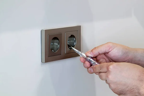 Handyman Removes Frame Electrical Outlet Fix Problem — Stock Photo, Image