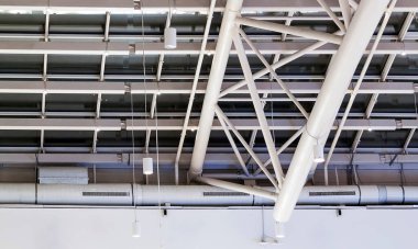 Metal eklem kirişlerinin yakın çekim görüntüsü. Modern deponun ya da alışveriş merkezinin çatısını tutan kanallardan yapılmış güçlü demir yapılar.