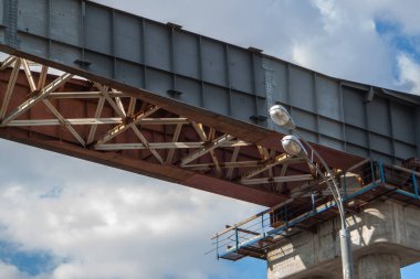 Demiryolu köprüsünün inşaat halindeki yakın görüntüsü. Çelik güçlü geçiş çubuğu, köprü bağlantısı, metal mimarisi