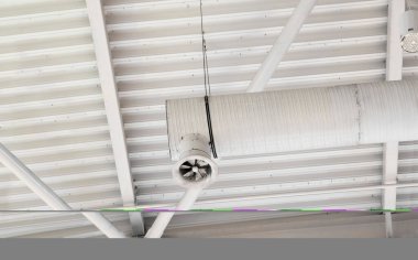 Modern deponun ya da alışveriş merkezinin tavanının altındaki havalandırma sistemi. Klima için metal borular