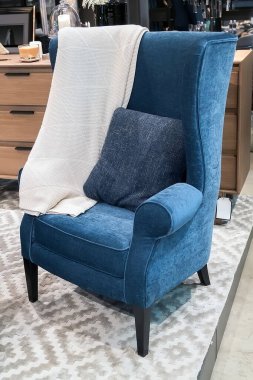 Modern modern tasarım koltuğu ve ahşap şifonyer. Lüks tasarım pahalı detaylar içeriyor