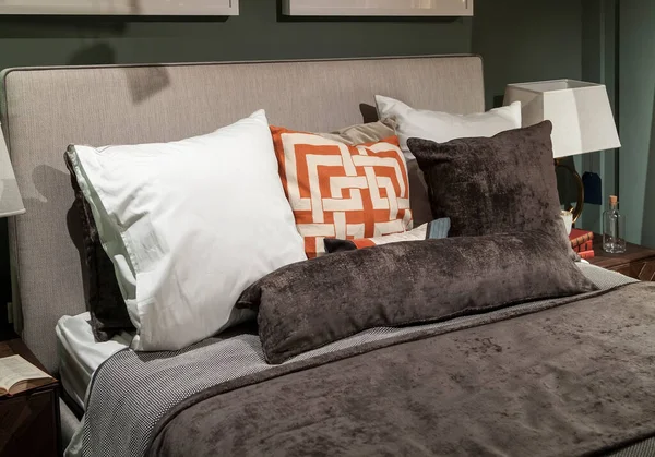 Close New Blanket Decorative Pillows Wooden Headboard Bedroom Sample Model — Stock Photo, Image