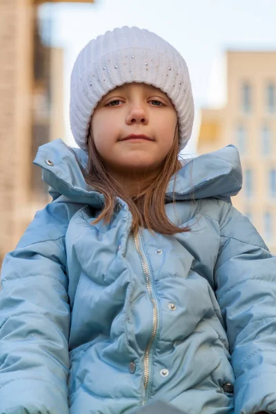 Lindo Retrato Niña Con Sombrero Punto Blanco Chaqueta Deportiva Divierten —  Fotos de Stock