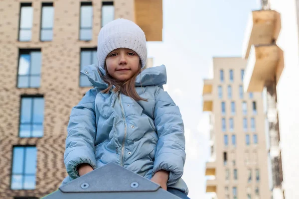 Carino Ritratto Della Bambina Che Indossa Cappello Maglia Bianca Giacca — Foto Stock