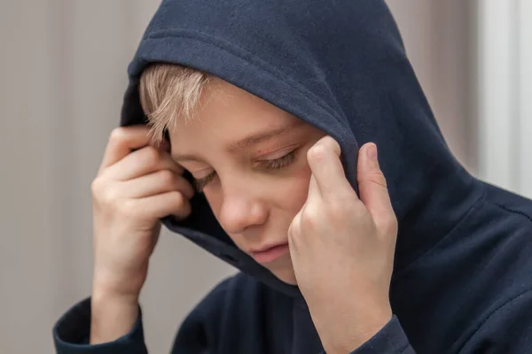 Jonge Droevige Jongen Buurt Die Naar Beneden Kijkt Bezorgd Problemen — Stockfoto