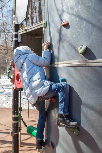 Menina Dia Ensolarado Primavera Sorrindo Divertindo Crianças Equipamento Escalada Parque — Fotografia de Stock