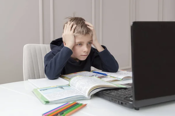 Çalışmaktan Yorgun Düşmüş Çocuk Kafasını Eline Koydu Dizüstü Bilgisayar Ekranına — Stok fotoğraf