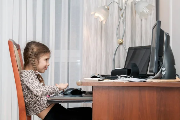 Λυπημένο Κοριτσάκι Που Κάθεται Στον Υπολογιστή Του Πατέρα Της Και — Φωτογραφία Αρχείου
