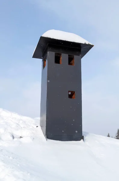 Nahaufnahme Von Ziegelsteinpfeife Mit Blech Und Schwarzer Rauchbox Auf Schneebedecktem — Stockfoto