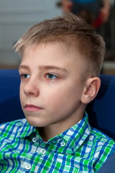 Joven Mira Televisión Sentado Una Silla Azul Sala Estar Niño —  Fotos de Stock