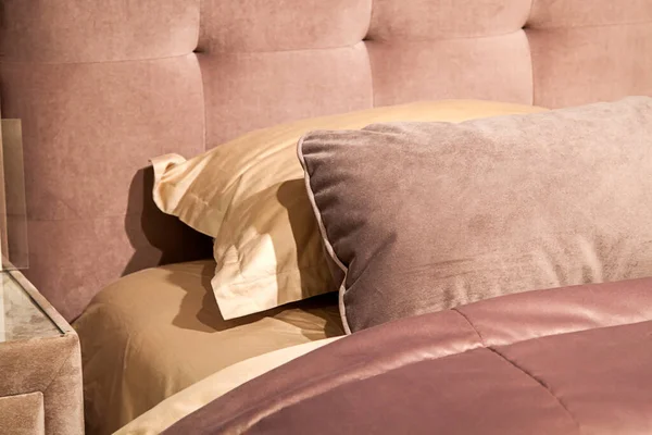 Close New Pink Colored Blanket Decorative Pillows Fabric Headboard Bedroom — Stock Photo, Image