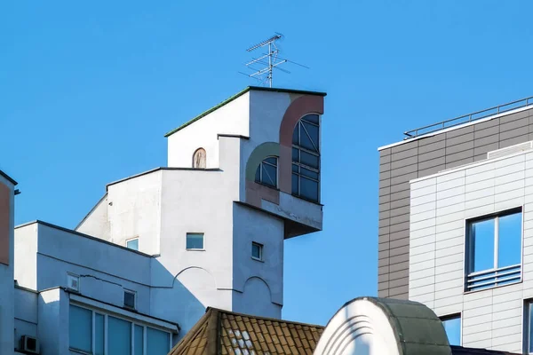 Незвичайне Абстрактне Архітектурне Рішення Вершині Будинку Вигляді Горища Антеною Даху — стокове фото
