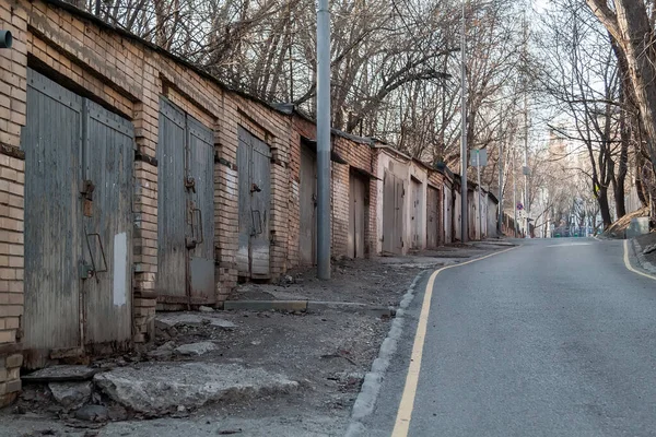 Rij Van Oude Bakstenen Garages Met Metalen Poorten Openen Naar — Stockfoto