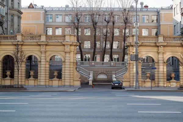 Vista Antico Edificio Con Squisita Scala Colonne Vasi Fiori Con — Foto Stock