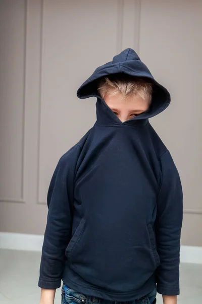 Giovane Ragazzo Triste Cappuccio Guardando Basso Preoccupato Del Problema Scuola — Foto Stock