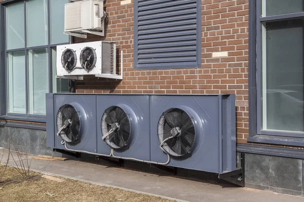 Airconditioning Gemonteerd Aan Zijkant Van Het Gebouw Externe Koelsysteem Units — Stockfoto