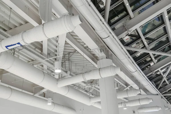 现代仓库或购物中心天花板下的通风系统 空调用金属管 — 图库照片
