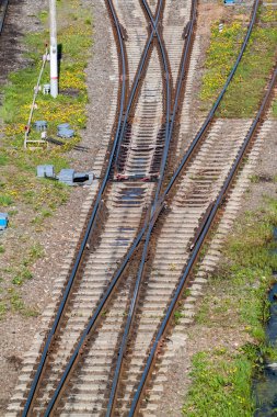 Endüstriyel lojistik ve ulaşım konsepti, tren için demiryolu şalteri. Demiryolu ve şehrin sanayi bölgesi. Yukarıdan görüntüle
