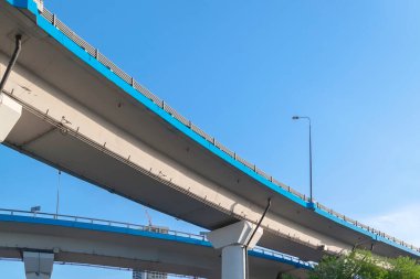 Yol yapımı otoyol üst geçidi. Şehirdeki beton bina. 