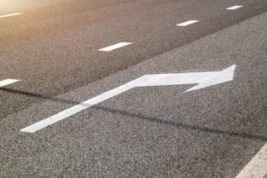 Sağa Dönün ya da Yönünüzü Değiştirin 'i simgeleyen beyaz boyanmış ok. Şehirdeki asfalttan sağa dön.