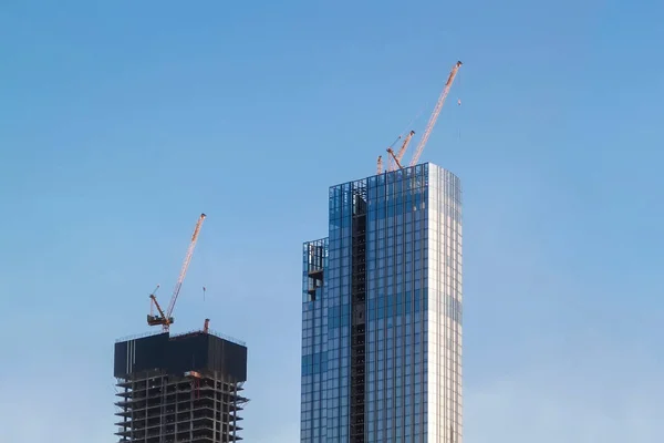 Grues Construction Bâtiments Résidentiels Inachevés Contre Ciel Bleu Clair Construction — Photo