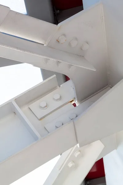 钢制连接强力直横梁 桥连接 从新的天花板上看 带有钢制接头的柱子是白色的 建筑工地钢梁结构用螺栓螺母 — 图库照片