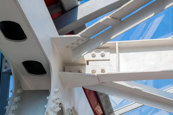 钢制连接强力直横梁 桥连接 从下面看新的天花板 钢制接缝柱子涂成白色 钢结构施工中的螺栓和螺母 — 图库照片