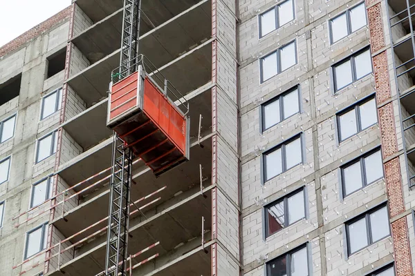 Rode Bouwlift Gevel Van Woongebouw Aanbouw Lift Wordt Gebruikt Werknemers — Stockfoto