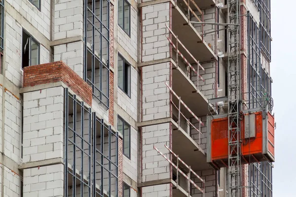 Elevador Construção Vermelho Fachada Edifício Residencial Construção — Fotografia de Stock