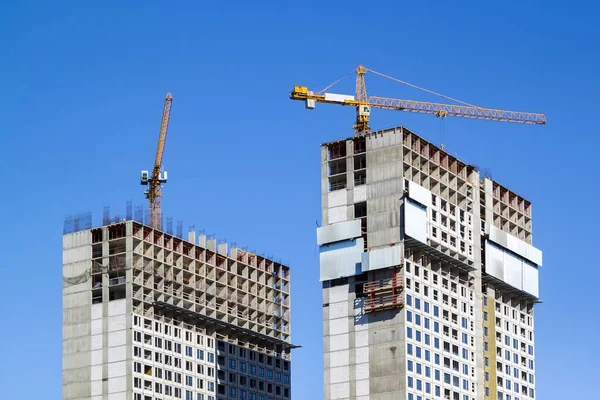 Guindastes Construção Edifícios Residenciais Inacabados Contra Céu Azul Claro Construção — Fotografia de Stock