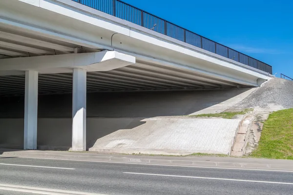 Lege Verharde Weg Viaduct Met Groen Gras Helling — Stockfoto