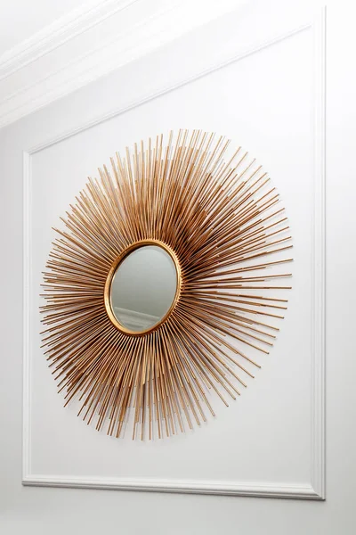 Espelho Redondo Moderno Bonito Frame Dourado Sol Raio Parede Casa — Fotografia de Stock